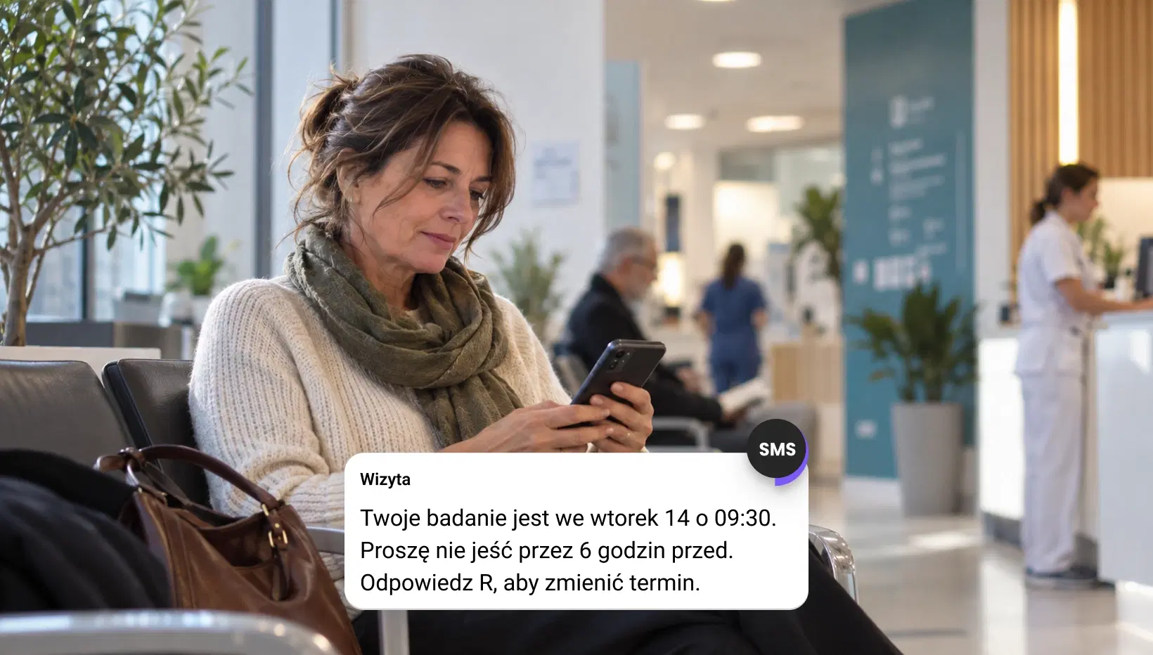 Recepcjonistka w gabinecie stomatologicznym odpowiadająca na wiadomość pacjenta w skrzynce odbiorczej