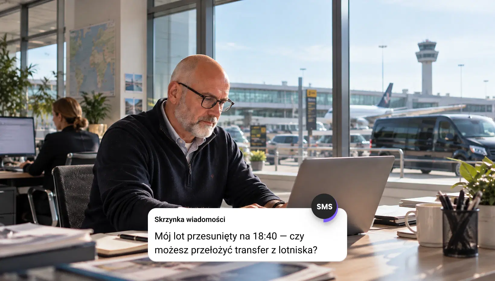 Kurier dostarczający paczkę po aktualizacji dostawy przez SMS