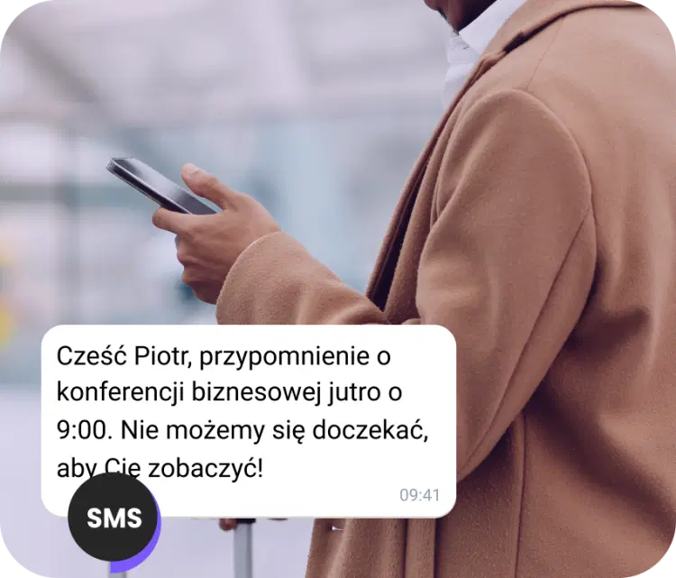 Mężczyzna na ulicy czytający SMS-a z przypomnieniem o spotkaniu