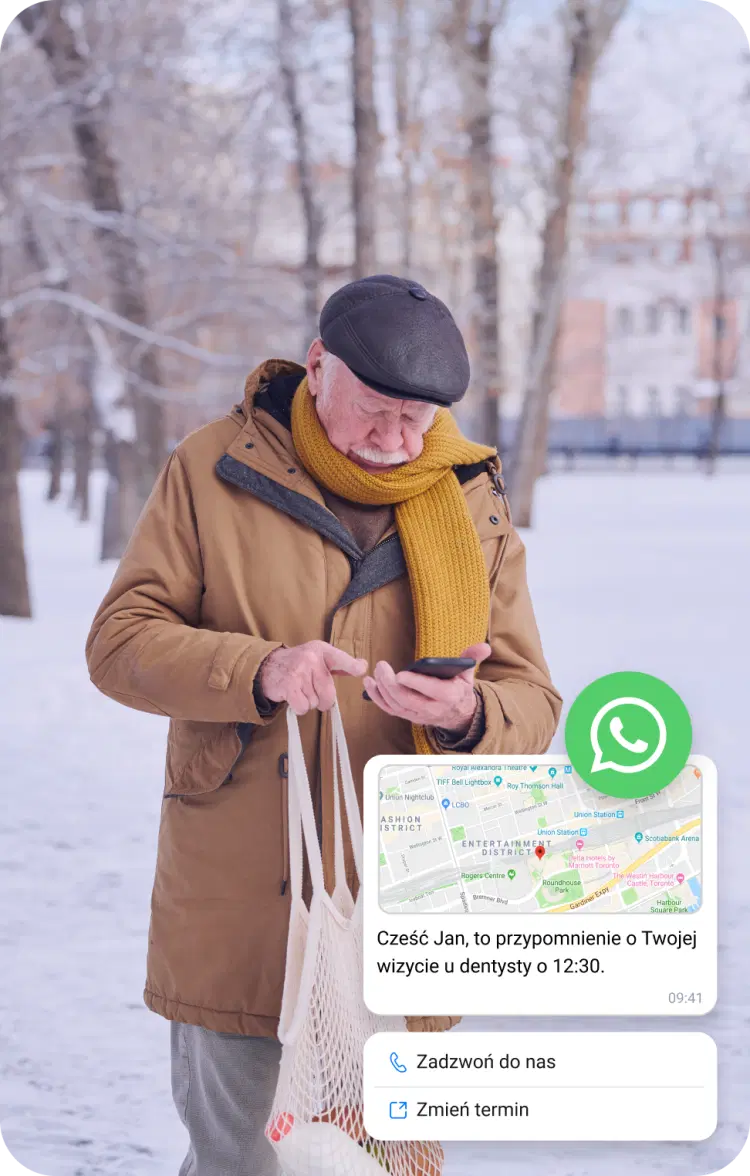 Starszy mężczyzna na śniegu sprawdza lokalizację telefonu komórkowego za pośrednictwem wiadomości biznesowej WhatsApp