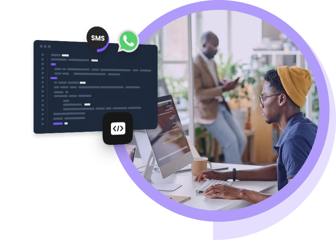 Programista w biurze pracujący nad integracją API wiadomości dla WhatsApp i SMS