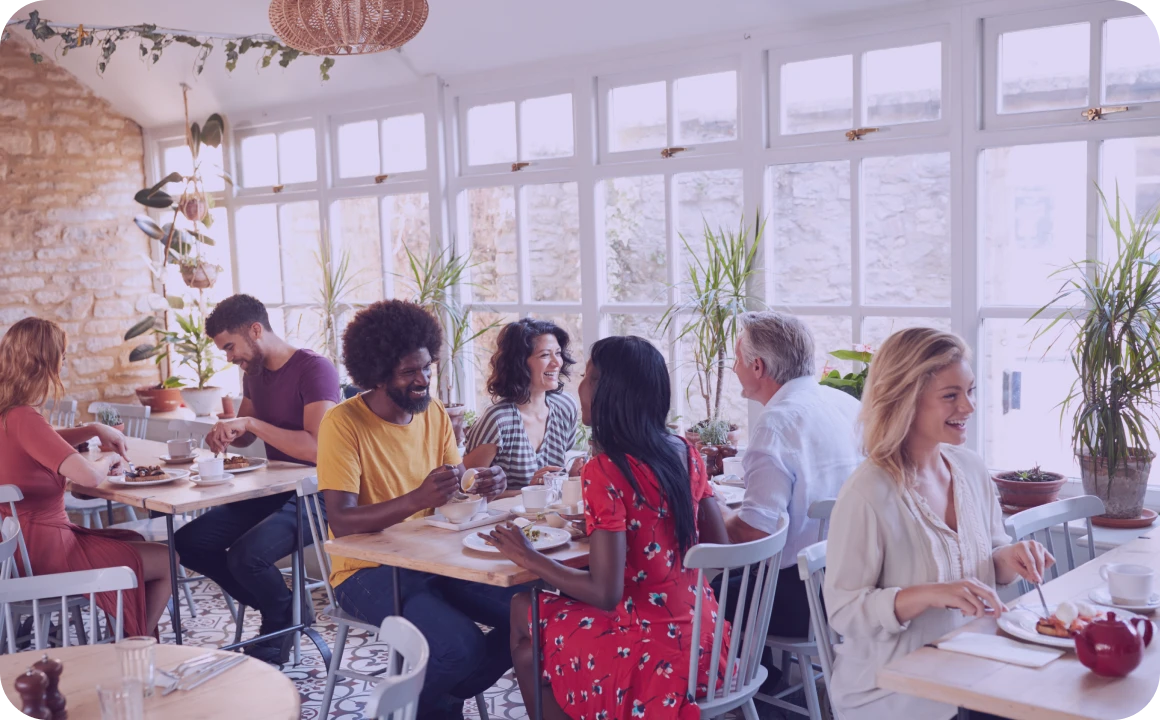Ludzie jedzący lunch w restauracji, która używa TopMessage jako platformy komunikacyjnej
