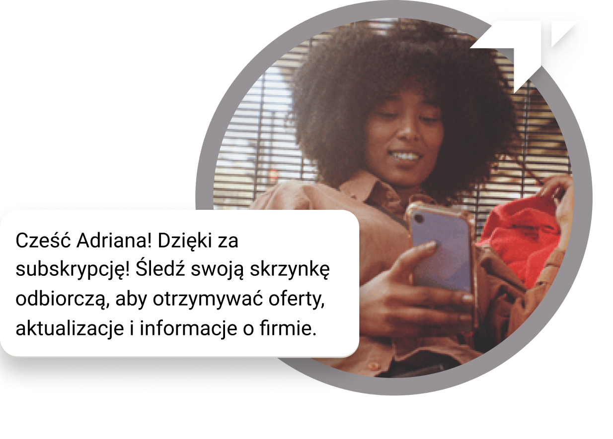 Dziewczyna z kręconymi włosami siedzi na podłodze, sprawdzając telefon, aby zobaczyć wiadomość „Dziękujemy” za subskrypcję.