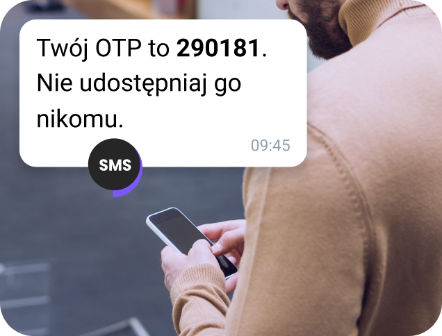 Starszy mężczyzna na śniegu sprawdza lokalizację telefonu komórkowego za pośrednictwem wiadomości biznesowej WhatsApp