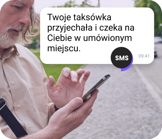 Dziewczyna w czerwonej czapce czytająca wiadomość biznesową WhatsApp na swoim telefonie