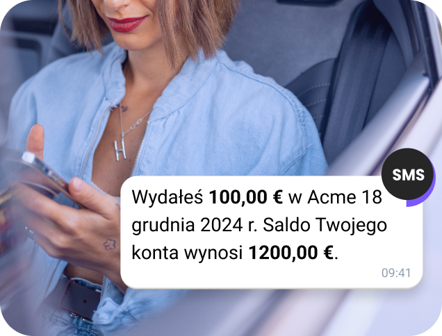 Dziewczyna z tatuażem sprawdza, czy w telefonie otrzymano zaproszenie na festiwal rockowy za pośrednictwem WhatsApp