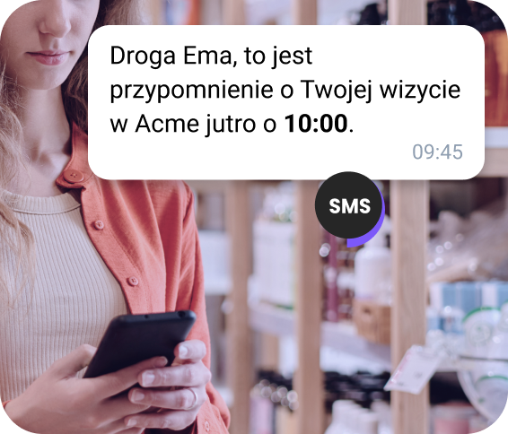 Dziewczyna z plecakiem na stacji sprawdza SMS-a o przybyciu taksówki