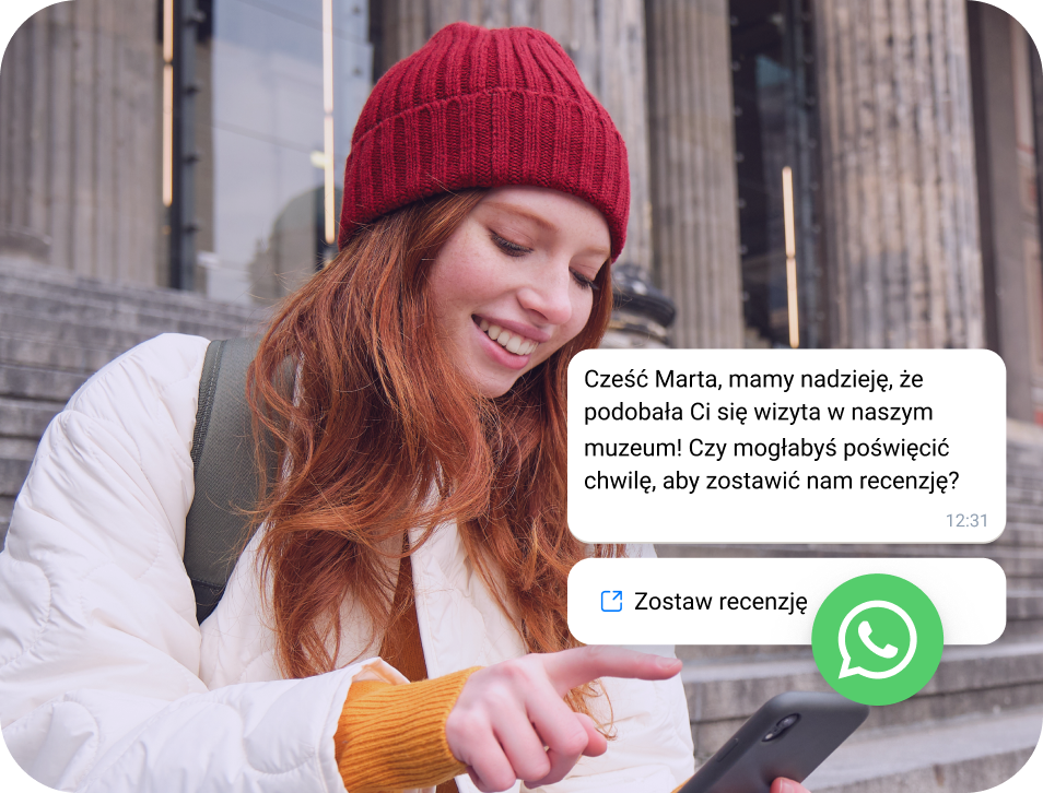 Dziewczyna w czerwonej czapce czyta wiadomość WhatsApp Business na swoim telefonie