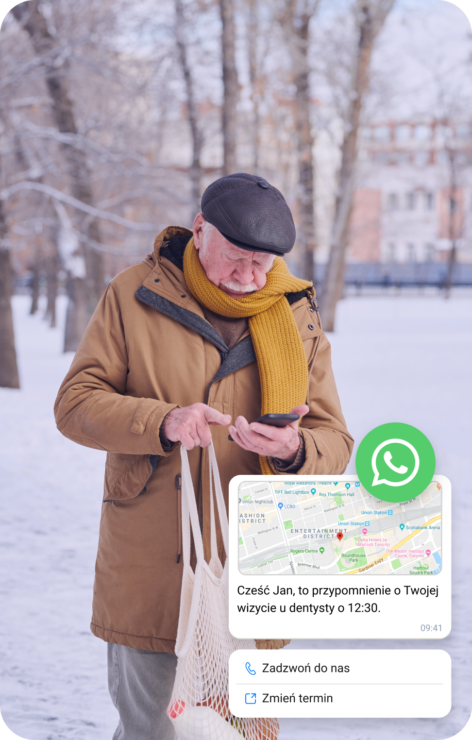Starszy mężczyzna na śniegu sprawdza swój telefon w celu uzyskania lokalizacji przez wiadomość WhatsApp Business
