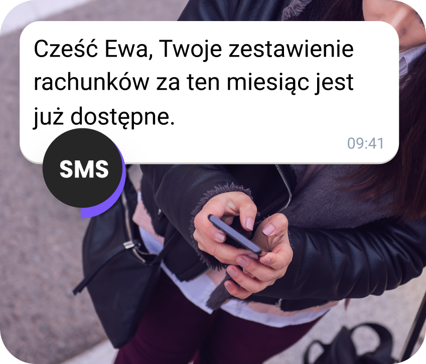 Dziewczyna na ulicy otrzymuje wyciąg z faktury przez SMS